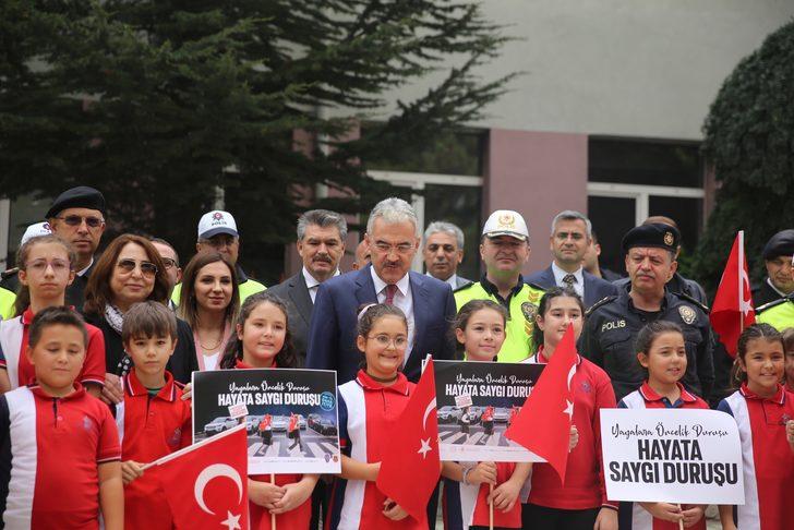 Bursa ve çevre illerde "Hayata saygı duruşu" için yaya geçitleri kırmızıya boyandı G4