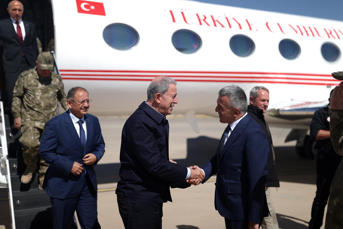 "Demir Pen&ccedil;e" tugayında sancak t&ouml;reni