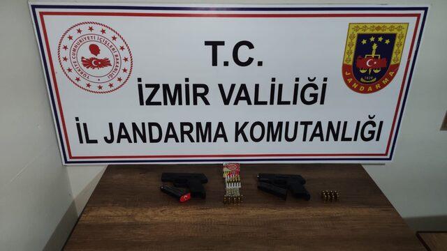 İzmir'de otomobilde uyuşturucu bulunmasıyla ilgili 4 zanlı tutuklandı