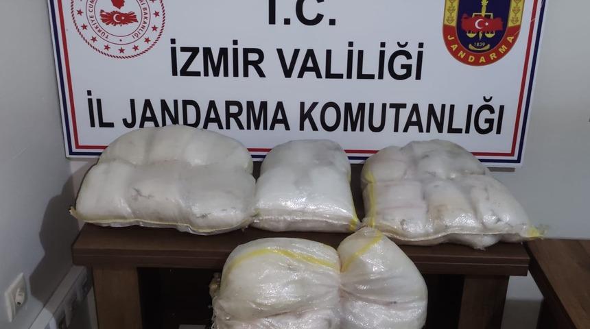 İzmir'de otomobilde uyuşturucu bulunmasıyla ilgili 4 zanlı tutuklandı