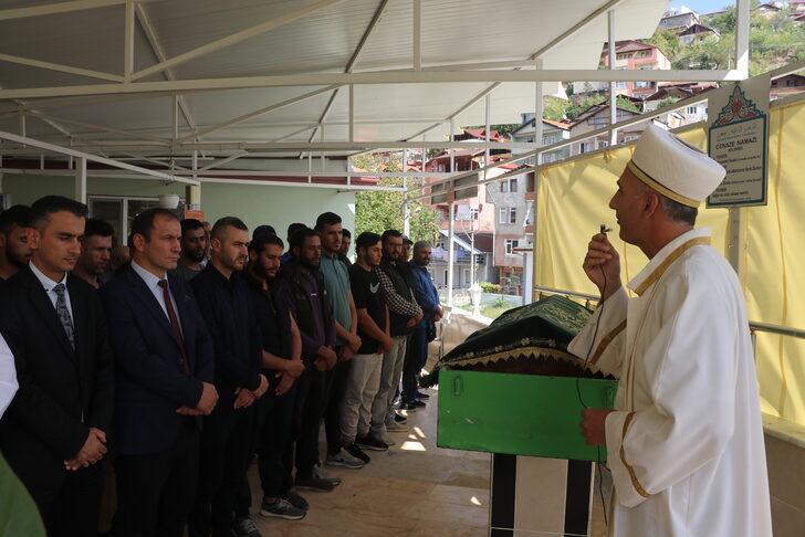 Kocaeli'de otomobilin çarpması sonucu ölen çocuğun cenazesi defnedildi G1