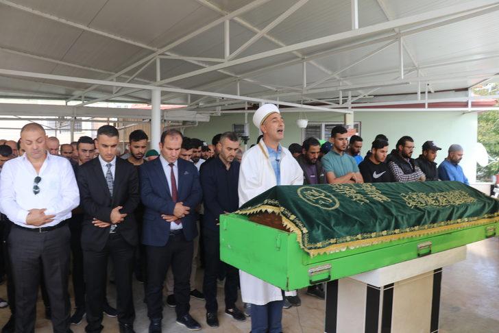 Kocaeli'de otomobilin çarpması sonucu ölen çocuğun cenazesi defnedildi G2