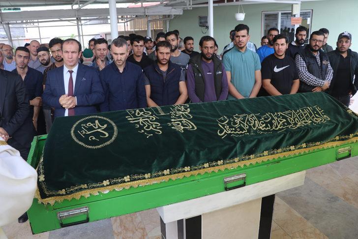 Kocaeli'de otomobilin çarpması sonucu ölen çocuğun cenazesi defnedildi G3