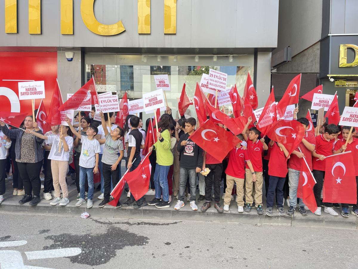 Gaziantep ve &ccedil;evre illerde "Yayalara &ouml;ncelik duruşu, hayata saygı duruşu" etkinliği yapıldı