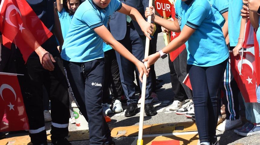 Karadeniz'deki 5 ilde yaya geçitleri "Hayata saygı duruşu" sloganıyla kırmızıya boyandı