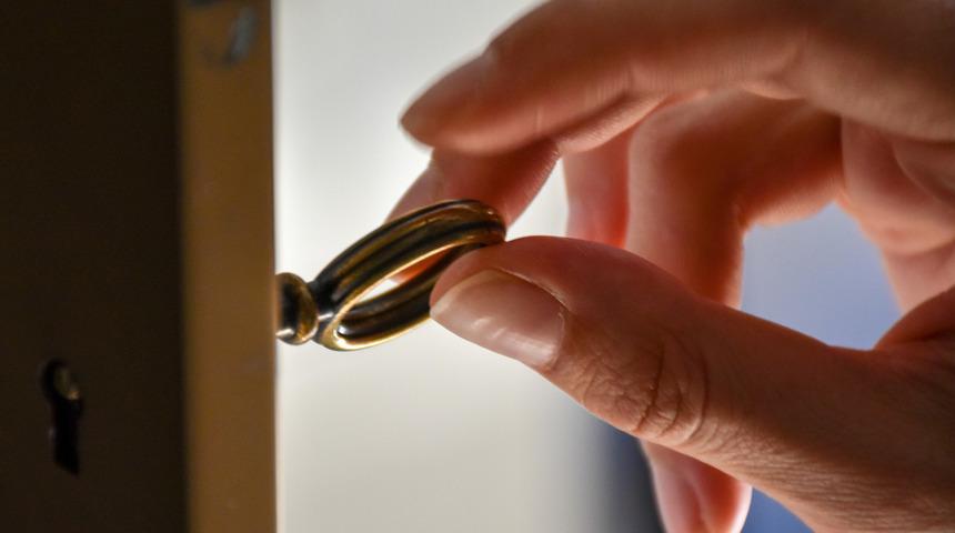 İçini kemiren meraka yenik düştü! Kilitli kapının ardında bir seks bebeği zindanı bulmayı beklemiyordu