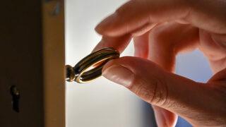 İçini kemiren meraka yenik düştü! Kilitli kapının ardında bir seks bebeği zindanı bulmayı beklemiyordu