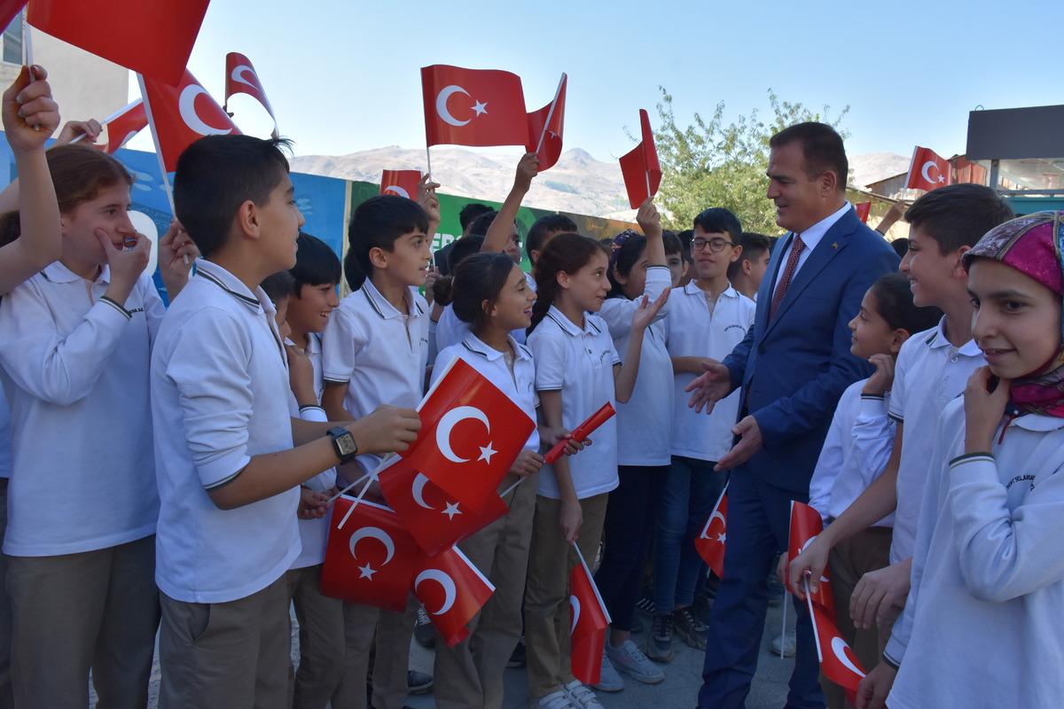 Van, Hakkari, Bitlis ve Muş'ta yaya ge&ccedil;itleri "Hayata saygı duruşu" sloganıyla kırmızıya boyandı