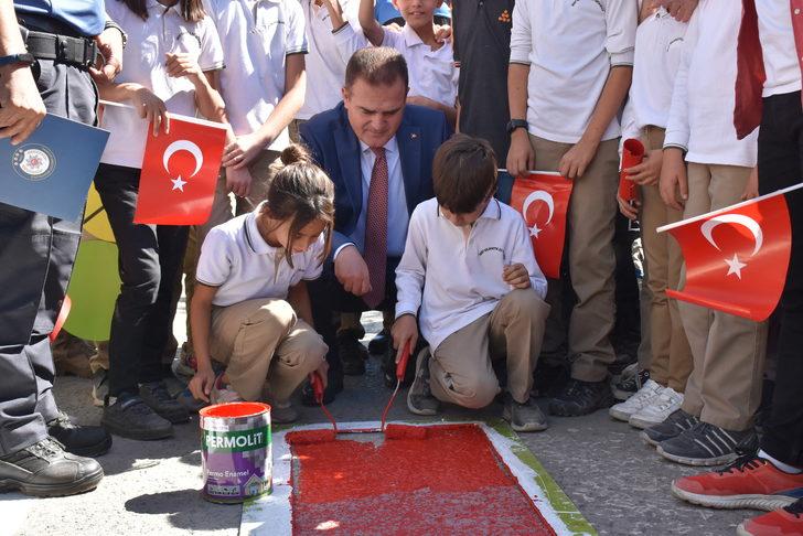 Van, Hakkari, Bitlis ve Muş'ta yaya geçitleri "Hayata saygı duruşu" sloganıyla kırmızıya boyandı G4