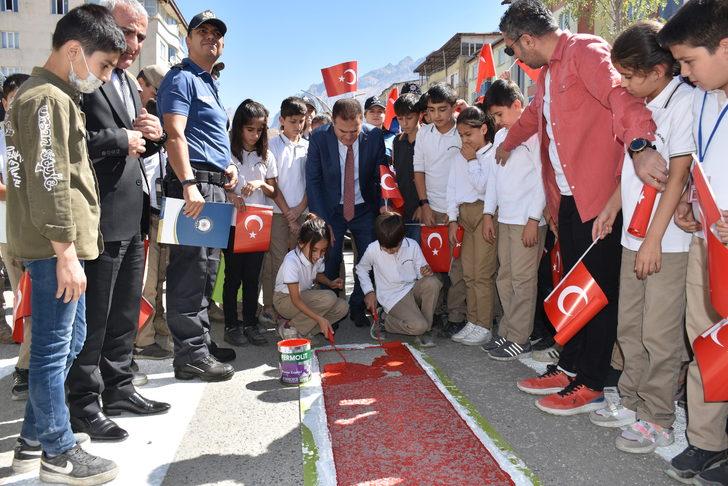 Van, Hakkari, Bitlis ve Muş'ta yaya geçitleri "Hayata saygı duruşu" sloganıyla kırmızıya boyandı G3