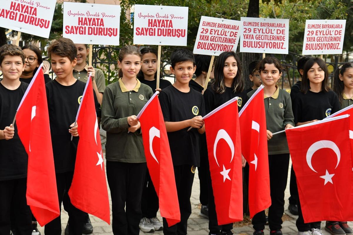 Antalya, Muğla ve Isparta'da yaya ge&ccedil;itleri "yayalara &ouml;ncelik" i&ccedil;in kırmızıya boyandı