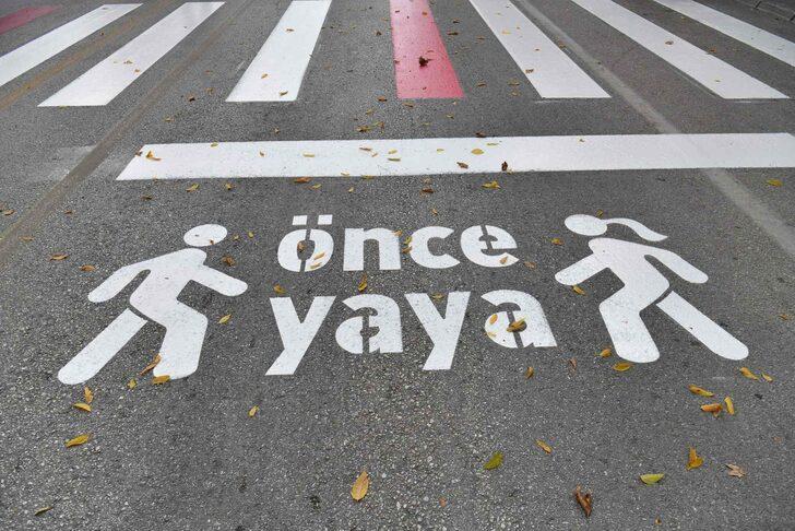 Antalya, Muğla ve Isparta'da yaya geçitleri "yayalara öncelik" için kırmızıya boyandı G2