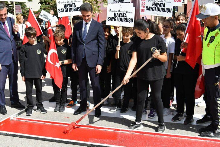 Antalya, Muğla ve Isparta'da yaya geçitleri "yayalara öncelik" için kırmızıya boyandı G3