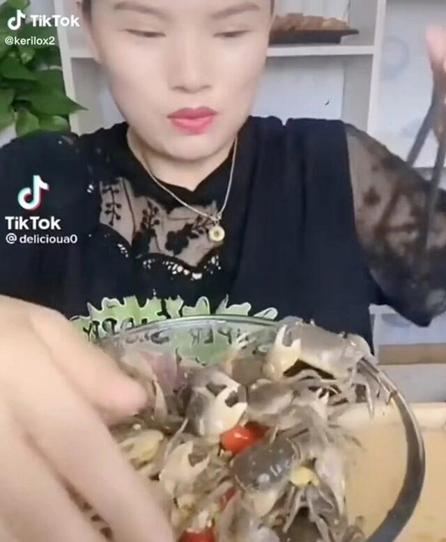 eating-live-crab-01