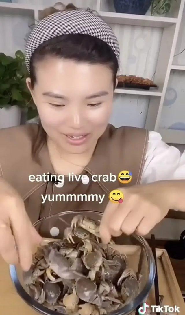 eating-live-crab-02