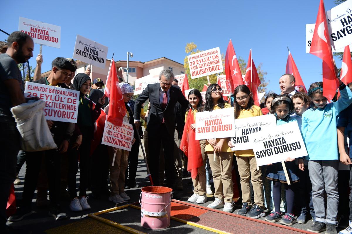 Diyarbakır ve Bing&ouml;l'de "Yayalara &ouml;ncelik duruşu, hayata saygı duruşu" etkinliği yapıldı