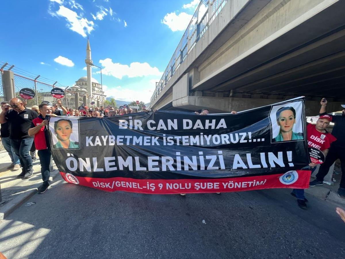 Genel İş Sendikası &uuml;yeleri, &ouml;len arkadaşları i&ccedil;in İzmir Metro AŞ'yi protesto etti