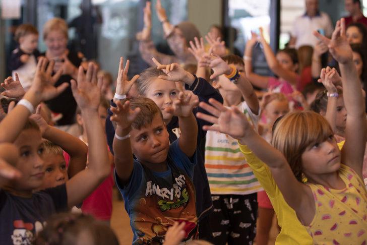 Savaş mağduru Ukraynalı çocuklar hem eğleniyor hem Türkçe öğreniyor G1