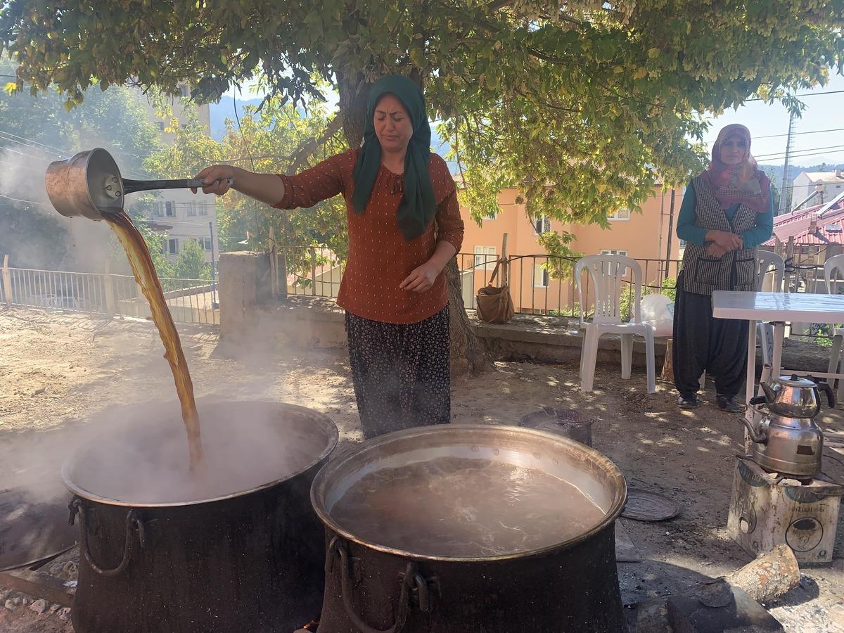 Adana'da kadınlar, harnup ve kozalakla aile ekonomilerine katkıda bulunuyor