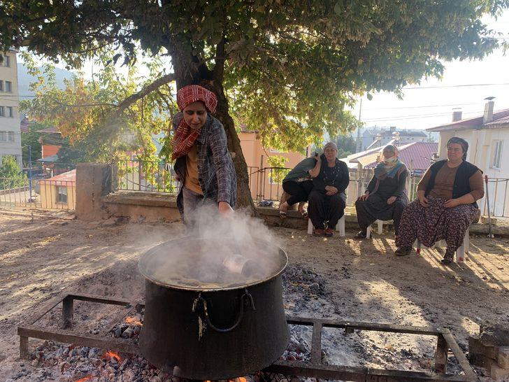 Adana'da kadınlar, harnup ve kozalakla aile ekonomilerine katkıda bulunuyor G3