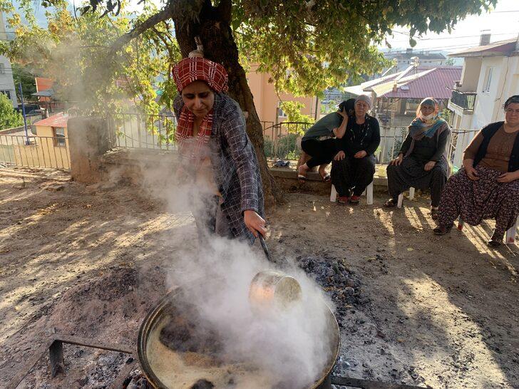 Adana'da kadınlar, harnup ve kozalakla aile ekonomilerine katkıda bulunuyor G5