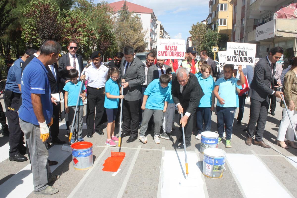 Trakya'da "Yayalara &ouml;ncelik duruşu, hayata saygı duruşu" etkinliği kapsamında yaya ge&ccedil;itleri boyandı