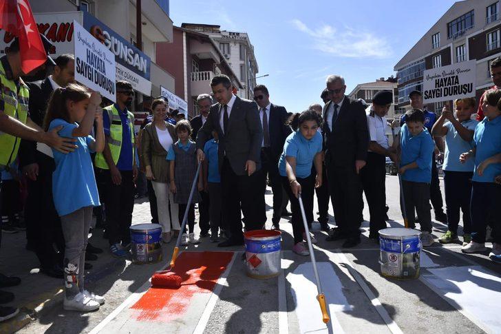 Trakya'da "Yayalara öncelik duruşu, hayata saygı duruşu" etkinliği kapsamında yaya geçitleri boyandı G2