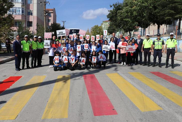 Trakya'da "Yayalara öncelik duruşu, hayata saygı duruşu" etkinliği kapsamında yaya geçitleri boyandı G5