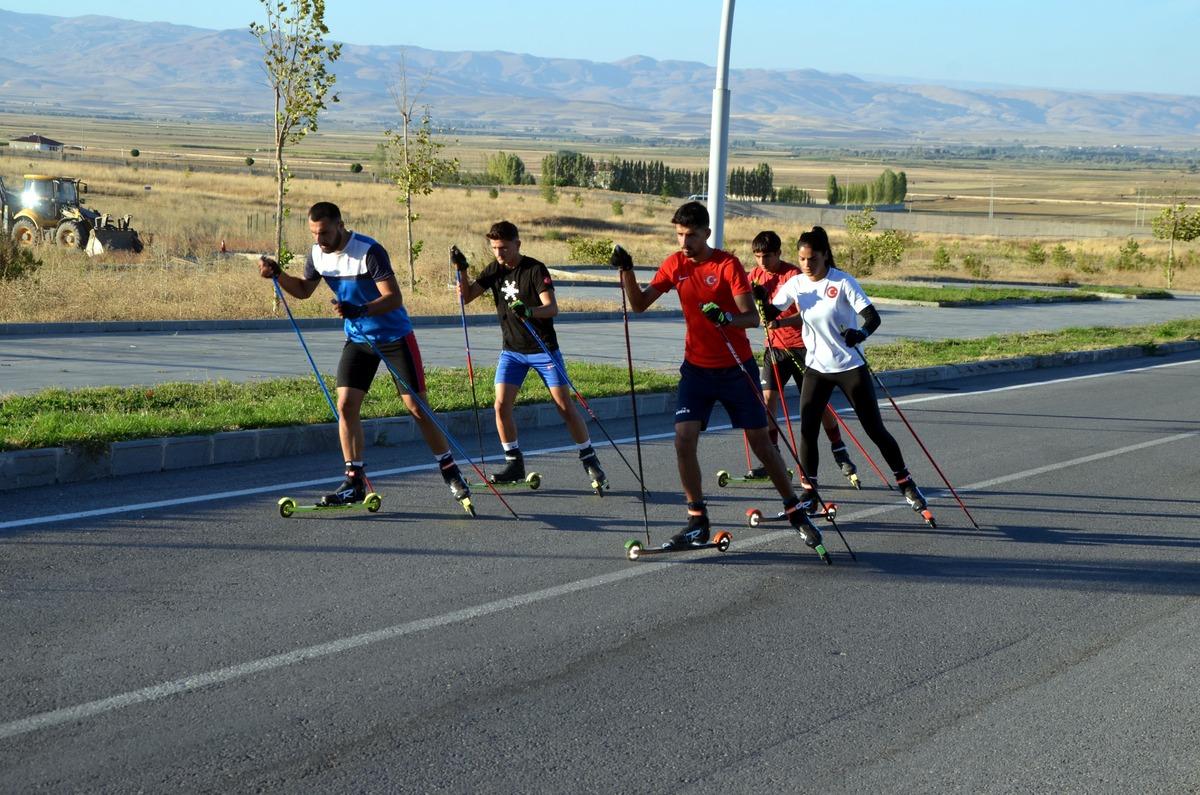 Muş'ta kayaklı koşu sporcuları asfaltta şampiyonalara hazırlanıyor