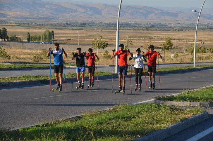 Muş'ta kayaklı koşu sporcuları asfaltta şampiyonalara hazırlanıyor G2
