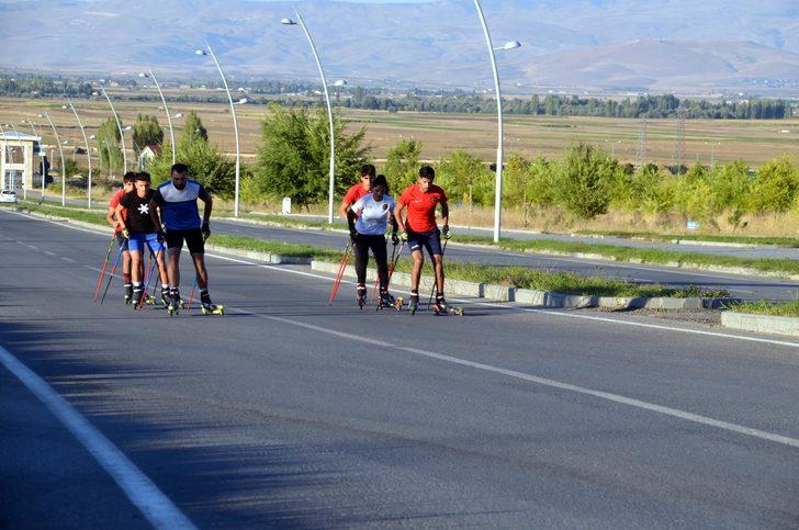 Muş'ta kayaklı koşu sporcuları asfaltta şampiyonalara hazırlanıyor G3