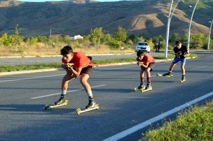 Muş'ta kayaklı koşu sporcuları asfaltta şampiyonalara hazırlanıyor G5