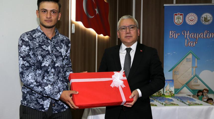 Sivas'ta koruyucu aile himayesindeki çocukların hayalleri kitapta toplandı