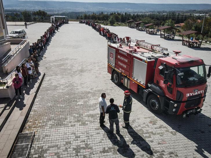 Kütahya'da yangın ihbarına giden itfaiye ekibine öğrencilerden sürpriz kutlama G1