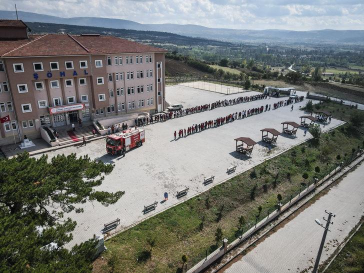Kütahya'da yangın ihbarına giden itfaiye ekibine öğrencilerden sürpriz kutlama G2