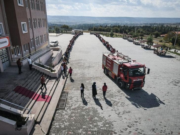 Kütahya'da yangın ihbarına giden itfaiye ekibine öğrencilerden sürpriz kutlama G3