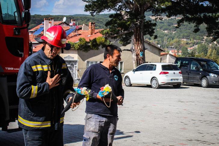 Kütahya'da yangın ihbarına giden itfaiye ekibine öğrencilerden sürpriz kutlama G5