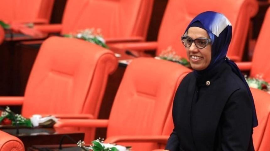 Merve Kavakçı'nın kardeşi Ravza Kavakçı yemin etti