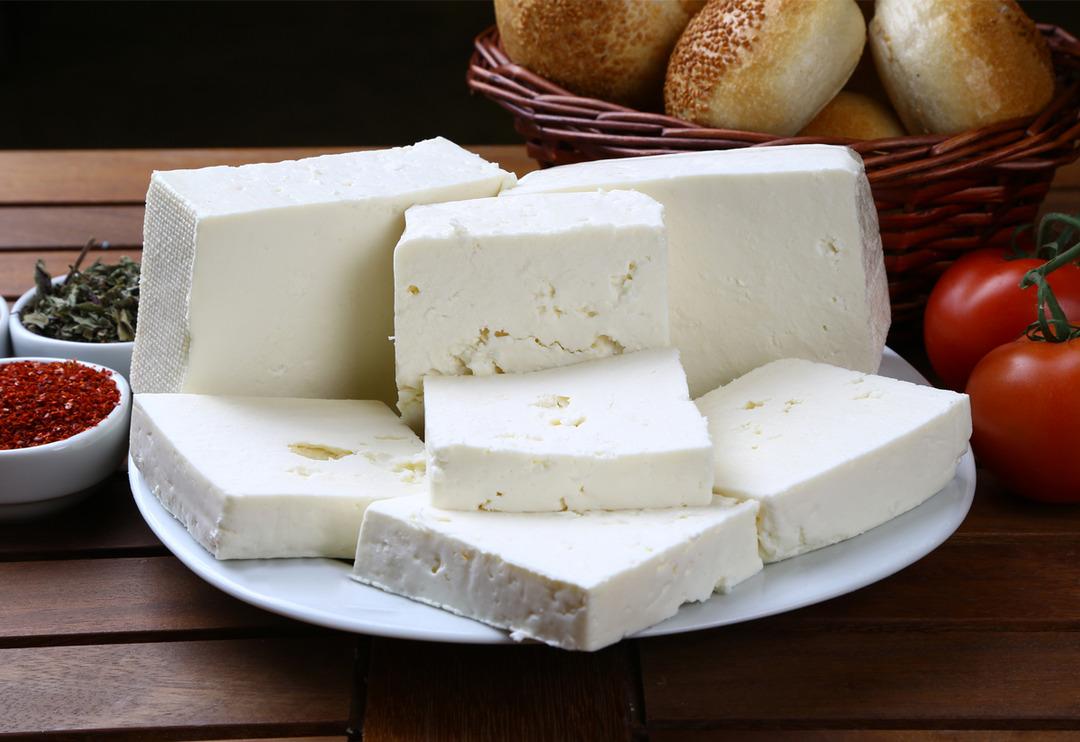 Peynir d&uuml;ş&uuml;nd&uuml;ğ&uuml;n&uuml;z kadar masum değil! G&ouml;r&uuml;r g&ouml;rmez ka&ccedil;ın: Ağrıyı tetikler, kronikleştirir...