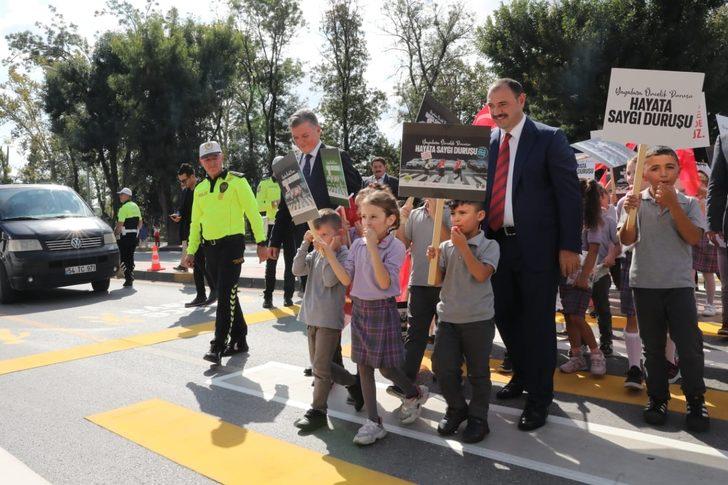 Sakarya ve Zonguldak'ta yaya geçitleri "yayalara öncelik" için kırmızıya boyandı G3