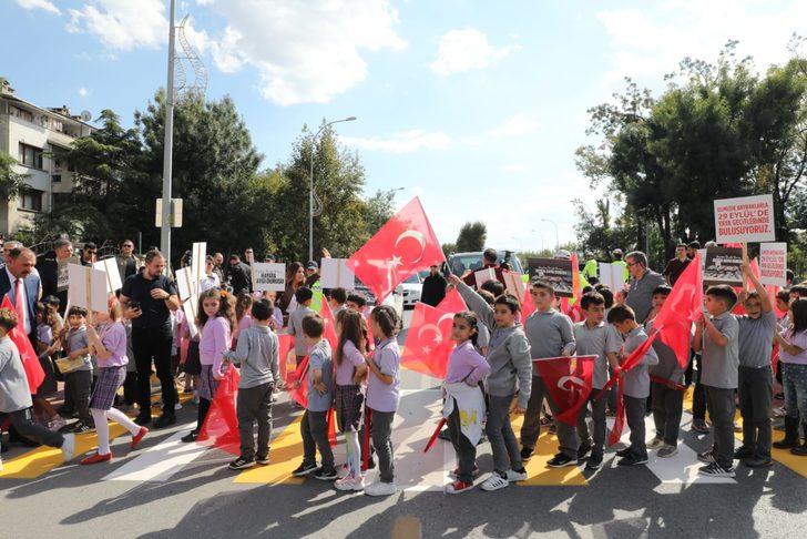 Sakarya ve Zonguldak'ta yaya geçitleri "yayalara öncelik" için kırmızıya boyandı G4