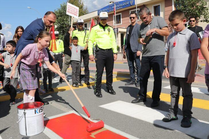 Sakarya ve Zonguldak'ta yaya geçitleri "yayalara öncelik" için kırmızıya boyandı G5