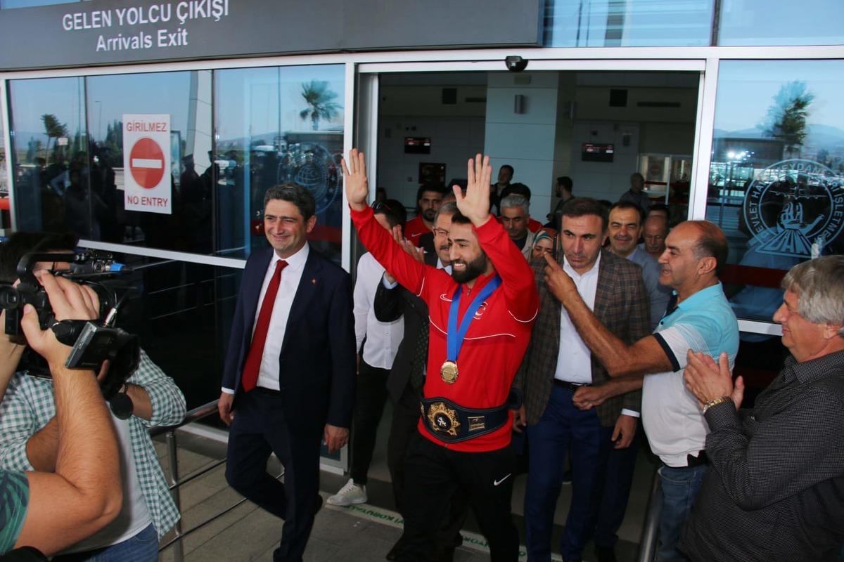 D&uuml;nya şampiyonu g&uuml;reş&ccedil;i Burhan Akbudak, memleketinde coşkuyla karşılandı