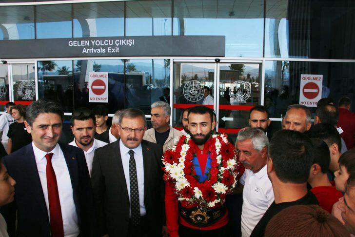 Dünya şampiyonu güreşçi Burhan Akbudak, memleketinde coşkuyla karşılandı G2