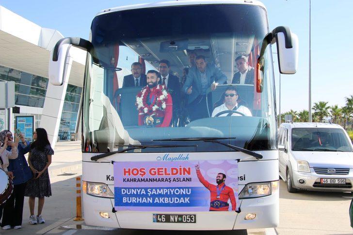 Dünya şampiyonu güreşçi Burhan Akbudak, memleketinde coşkuyla karşılandı G3