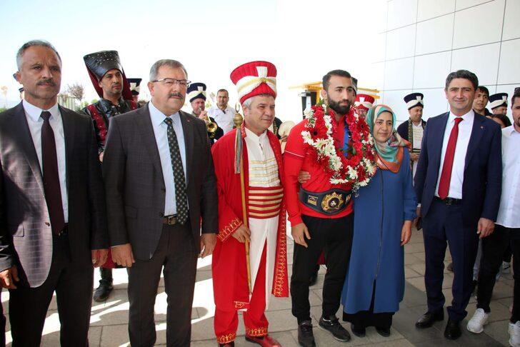 Dünya şampiyonu güreşçi Burhan Akbudak, memleketinde coşkuyla karşılandı G4
