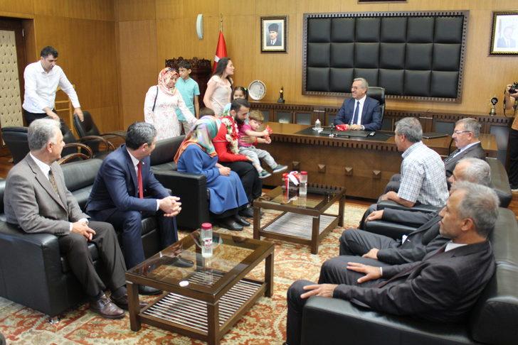 Dünya şampiyonu güreşçi Burhan Akbudak, memleketinde coşkuyla karşılandı G5