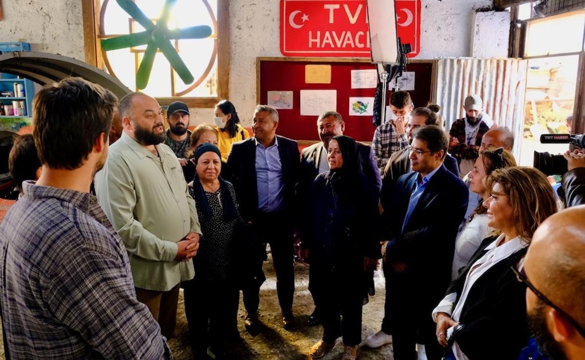 Neşet Ertaş'ın &ccedil;ocukları ve kız kardeşinden "G&ouml;n&uuml;l Dağı" dizisinin setine ziyaret