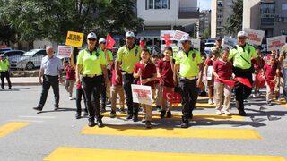 Adana, Mersin, Hatay ve Osmaniye'de yaya geçitleri kırmızıya boyandı