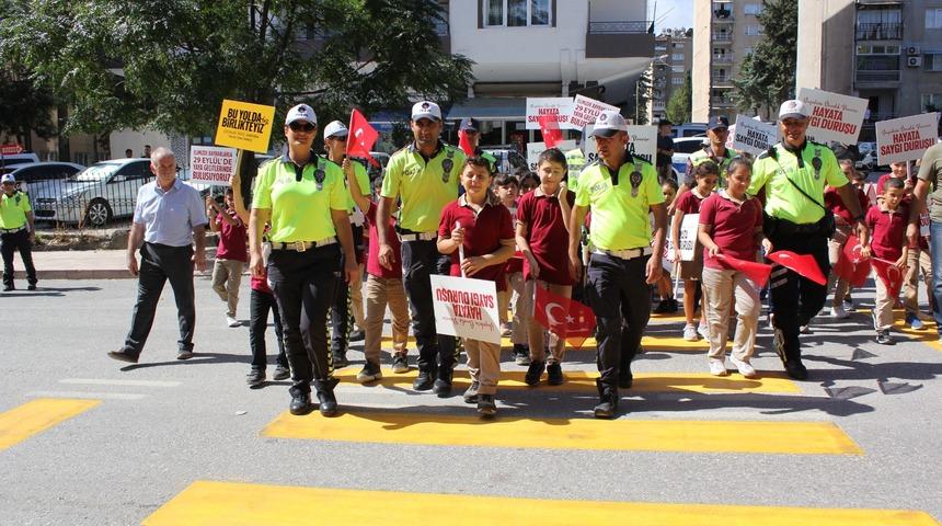 Adana, Mersin, Hatay ve Osmaniye'de yaya geçitleri kırmızıya boyandı